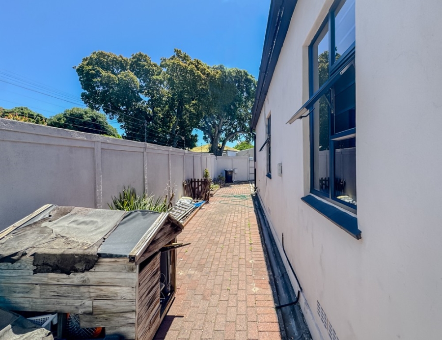 2 Bedroom Property for Sale in Claremont Village Western Cape